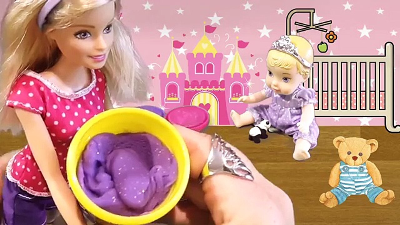 Fr dans nounou bébé barbie barbie fait pipi sa couche vraiment