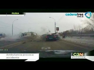 Ambulancia provoca accidente
