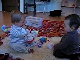 Solène et Lucie jouent à la poupée