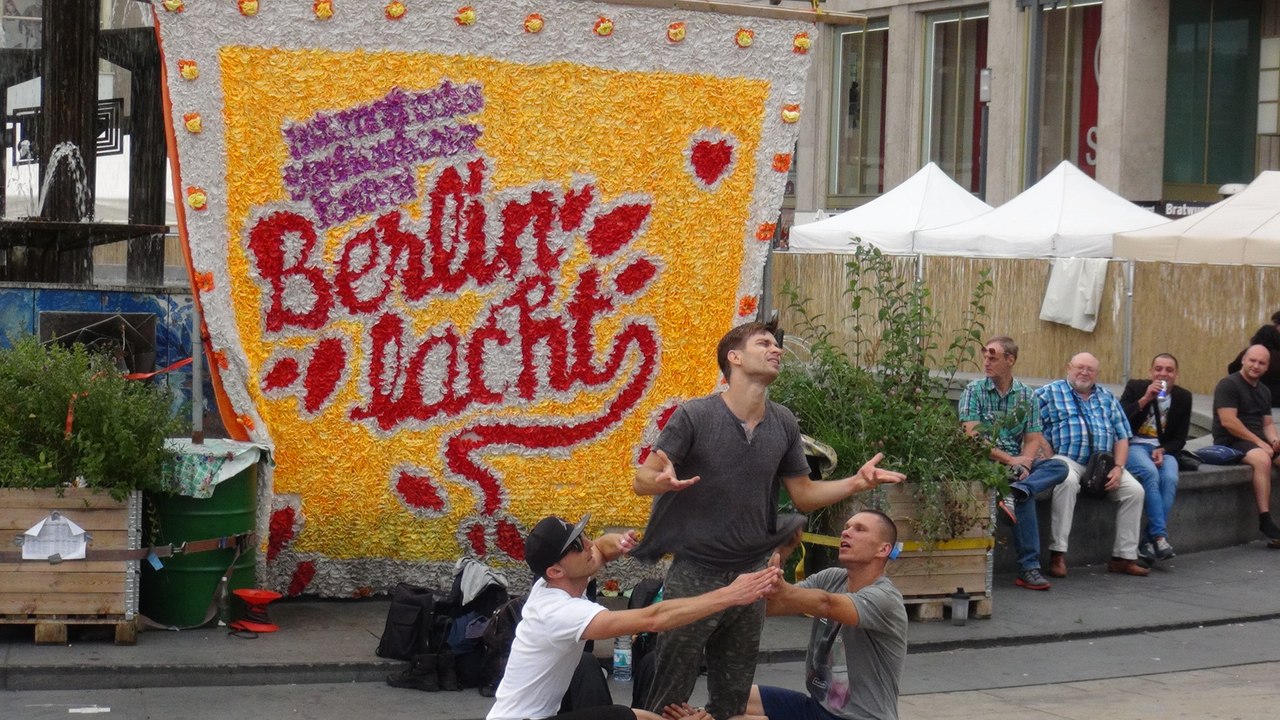 Berlin lacht! - Strassentheaterfestival auf dem Alexanderplatz 2017