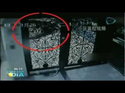 Impactantes imágenes de como fue tragado un guardia de seguridad por la tierra