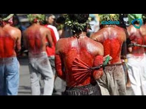 Impactantes imágenes de jóvenes que se flagelan y cargan una cruz como Jesucristo