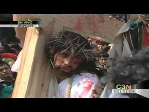 Segunda caída de Jesús en la Pasión de Cristo en Iztapalapa