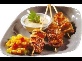 Cómo hacer brochetas de pollo en salsa de cacahuate