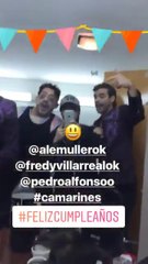 Pedro cantándole felíz cumpleaños a un compañero - 05 de Agosto