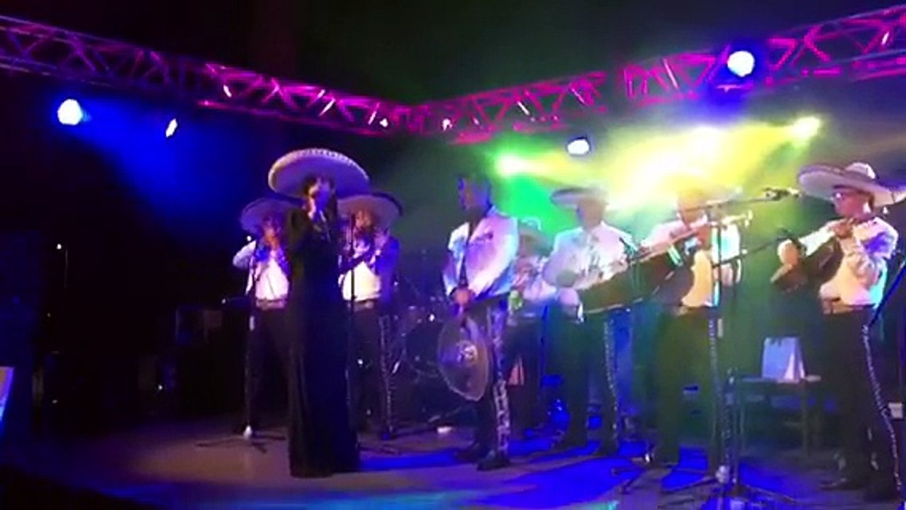 Nuria Fergó en la cena solidaria de la AECC, es invitada por sorpresa a cantar con Pablo Montero