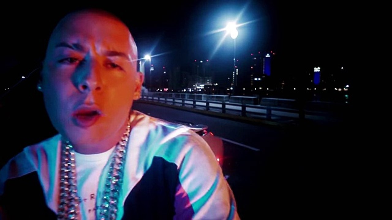 DM - Mueka ft. Cosculluela [Video Oficial]