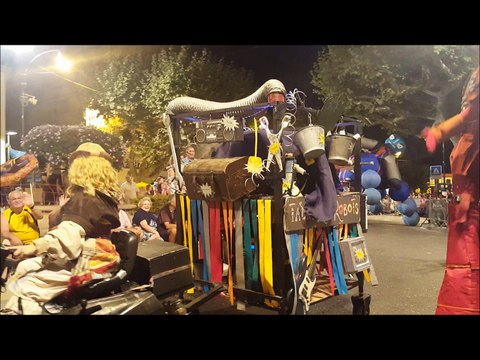 A Valréas, les échassiers robots du Corso de la lavande