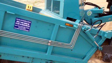 Xe chuyên dùng sàng cát bãi biển hoạt động tại Tuy Hòa