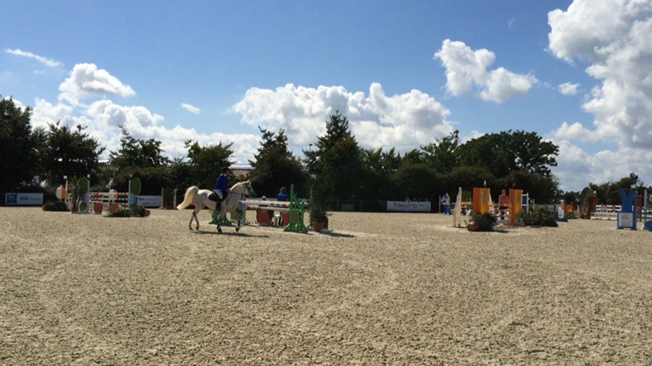 Lola Milan et son poney lors de la Tournée des As