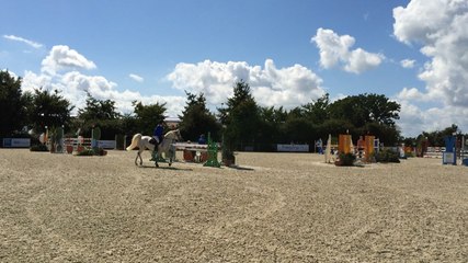 Lola Milan et son poney lors de la Tournée des As