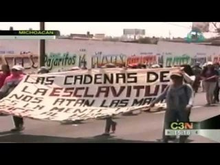 Autobús es secuestrado por normalistas en Michoacán