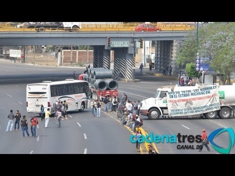Normalistas secuestran autobuses y pipas para bloquear vialidades en Michoacán