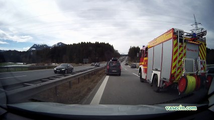 Autobanda Arabayla gidiyorsunuz ve ilerde kaza olmus iste yapmaniz gerekenler.lütfen izleyin..