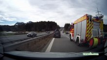 Autobanda Arabayla gidiyorsunuz ve ilerde kaza olmus iste yapmaniz gerekenler.lütfen izleyin..