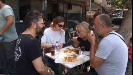Börek İçin Sıra Numarası Alarak Kuyrukta Bekliyorlar