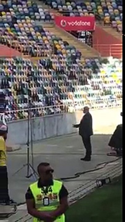 Funcionário do Benfica a AJUDAR claque ilegal do clube