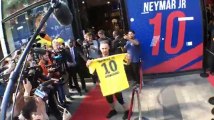 Aux Champs-Élysées, la cohue pour avoir le maillot de Neymar au PSG