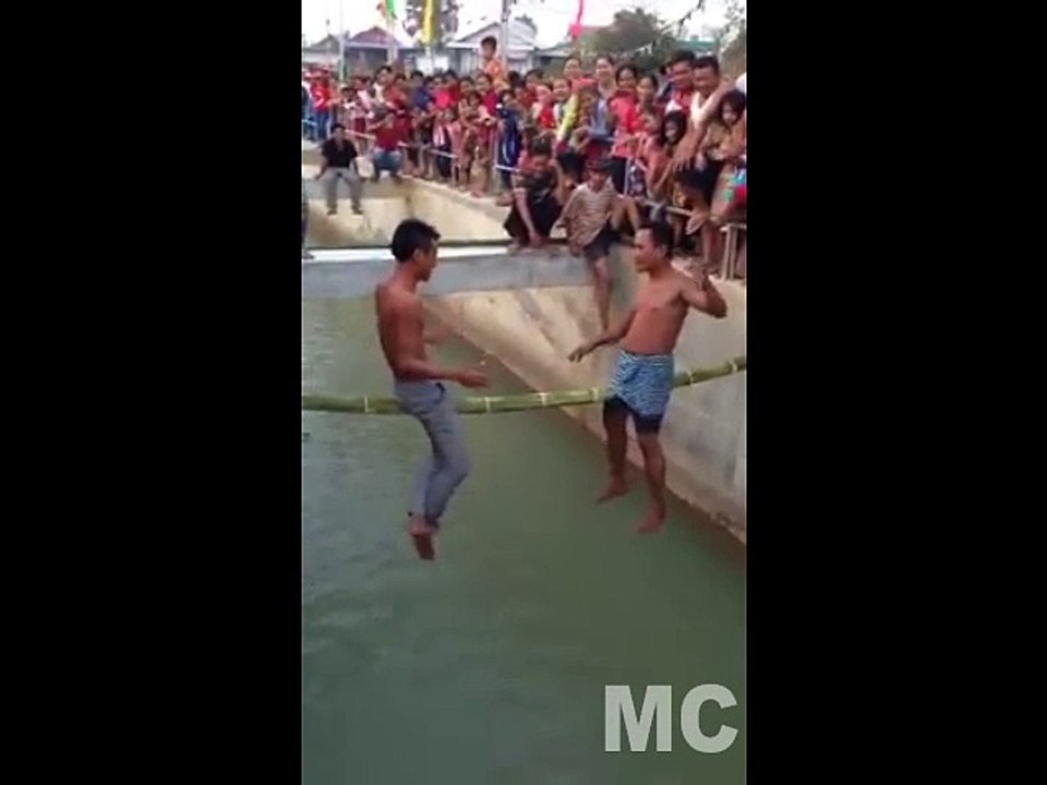 Funny Battle on Bamboo , Who is Loser?