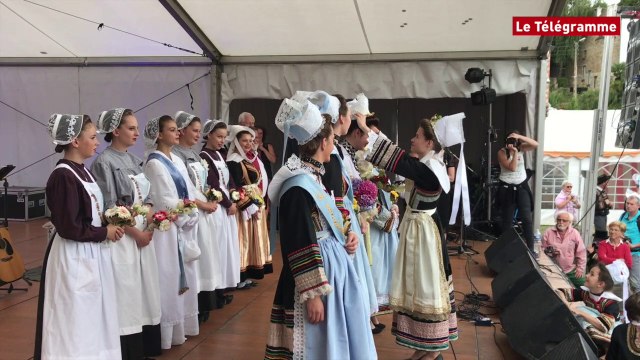 Pont-Aven (56). La reine des Fleurs d'Ajonc couronnée