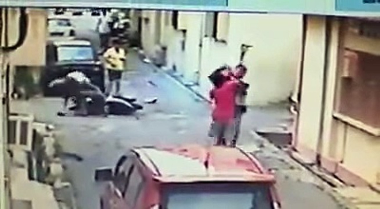 Snatching fail thief caughf by public