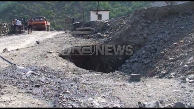 Ora News - Shembet rruga në Bulqizë, furgoni rrëzohet në humnerë