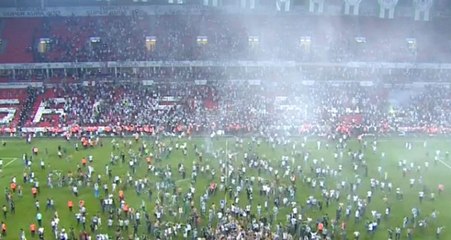 Turkcell Süper Kupa'nın Bitiş Düdüğüyle Birlikte Taraftarlar Sahaya Girdi