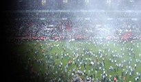 Beşiktaş-Konyaspor maçında olay: Taraftar sahaya indi... 'Beşiktaşlı oyunculara linç girişimi' iddiası