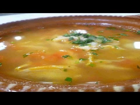 Sopa de pollo con granos de pozole