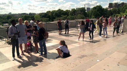 Detienen a hombre en la Torre Eiffel, quería atacar un militar