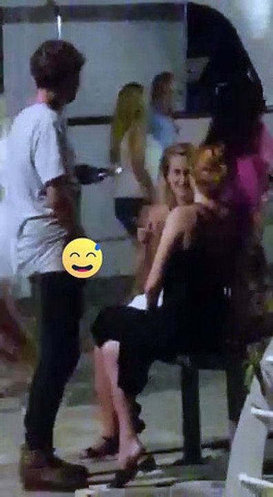 Na hvarskoj rivi pred curama izvadio veseljka pa mahao by gsminha - Dailymotion