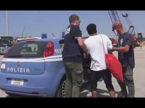 Pozzallo (RG) - Sbarcano 426 migranti, arrestati tre scafisti (26.07.17)