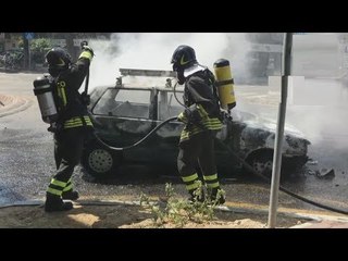 Riccione (RN) - Auto in fiamme vicino al porto (31.07.17)