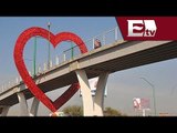 Parejas de enamorados acuden al Puente del Amor para sellar su relación/ Titulares de la tarde