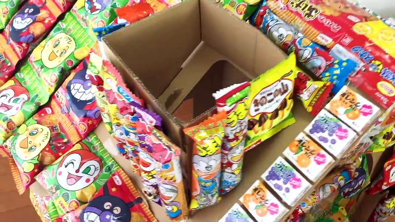 妊娠 おなかが大きくなっちゃった アンパンマンやトーマスやドラえもんのお菓子でおかしの家をつくったよ こうちゃん Video Dailymotion