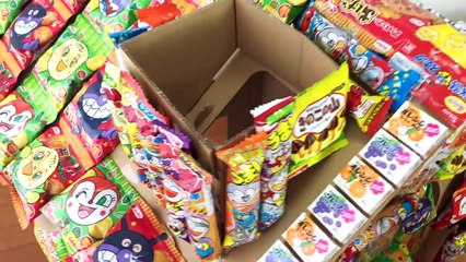 妊娠⁈おなかが大きくなっちゃった！アンパンマンやトーマスやドラえもんのお菓子でおかしの家をつくったよ【こうちゃん】