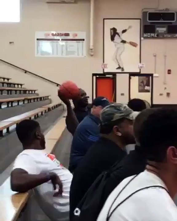 Shaq rentre un shoot assis de loin !