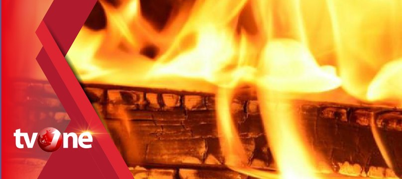 Ditinggal Sopir Makan, Sebuah Angkot Terbakar di Tangerang