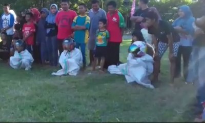 Balap Karung Gaya Baru, Pesertanya Pakai Helm