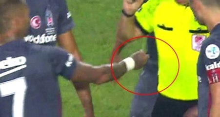 Quaresma, Elindeki Bıçağı Artistlik Bir Hareketle Hakeme Verdi