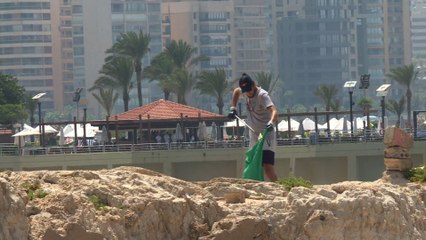 A Beyrouth, des Libanais se rassemblent pour nettoyer une plage