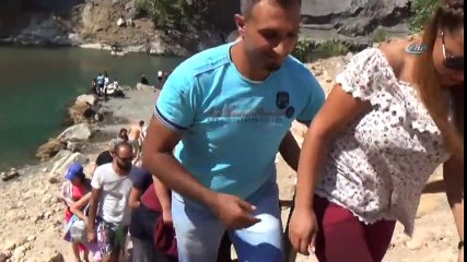 Havuz ve Deniz Yetmedi, Şelaleye Koştular