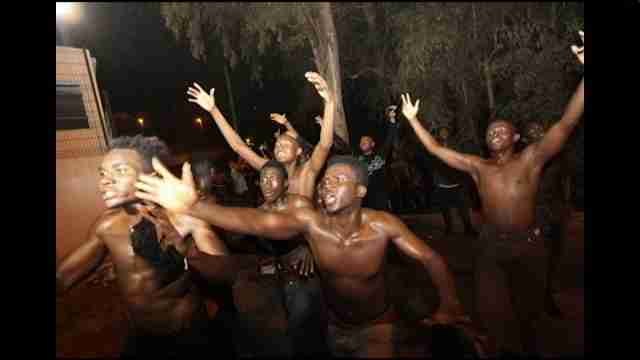 Unos doscientos inmigrantes cruzan a la carrera por el paso fronterizo de Ceuta