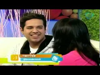 Claudia García ayuda a una persona del público a contactar con su abuelita muerta