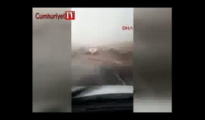 Sel sularına kapılan otomobil böyle görüntülendi