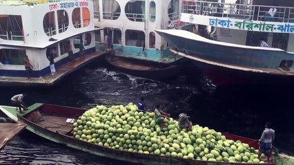 Le terminal de bateaux au Bangladesh est complètement fou et bondé !