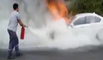 Yangın tüpleri yetersiz kalınca lüks otomobil alev alev yandı