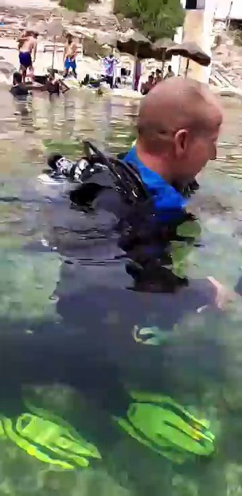 منال عمارة تعوم فالبحر