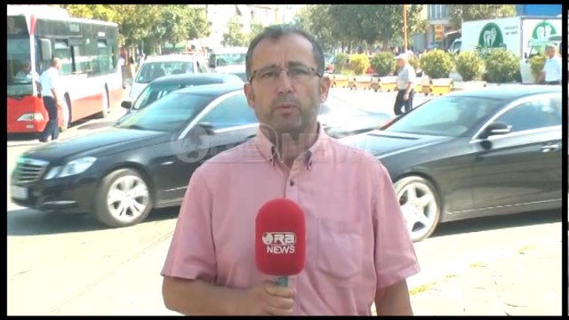 Ora News - Trafik i rënduar në Fier, fluks automjetesh nga emigrantët dhe pushuesit