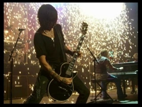 Guns N' Roses - Richard Fortus